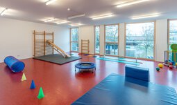 Turnhalle Sportzimmer Kindergarten mit Geräten im Caritas Kinderhaus Don Bosco | © Max Ott www.d-design.de